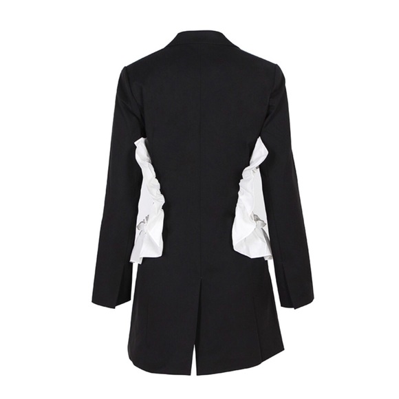 🎁 Black & White Ruffle Open Cut Out Side Jacket - Picture 3 of 8